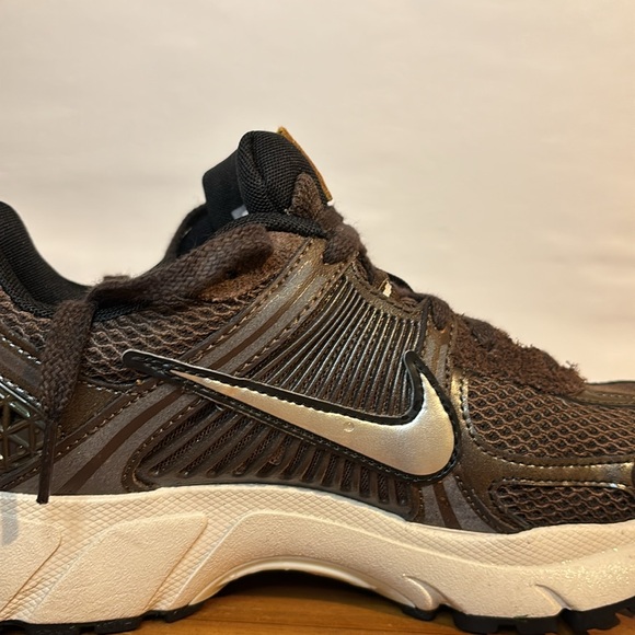 Women’s Nike Shoe Vomero 5 - Picture 6 of 7